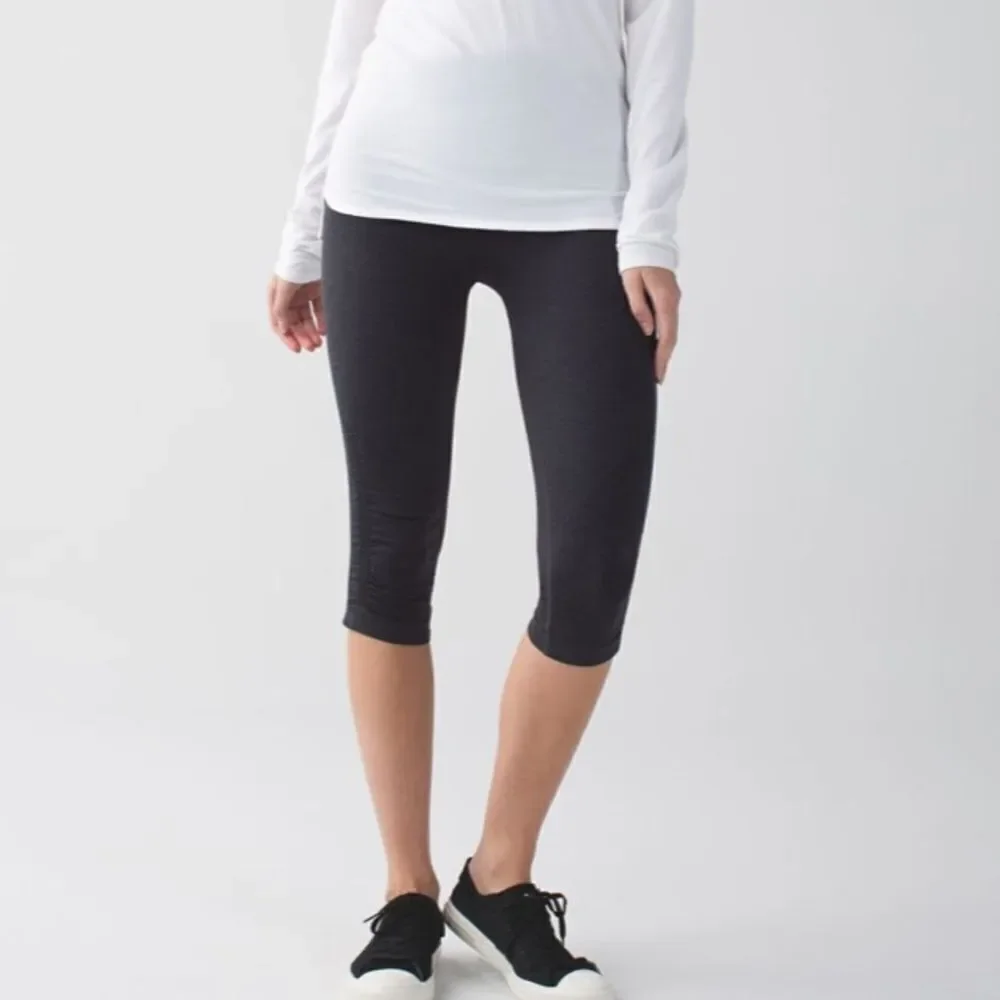Lululemon In The Flow Crop II Heathered Deep Coal Size 2